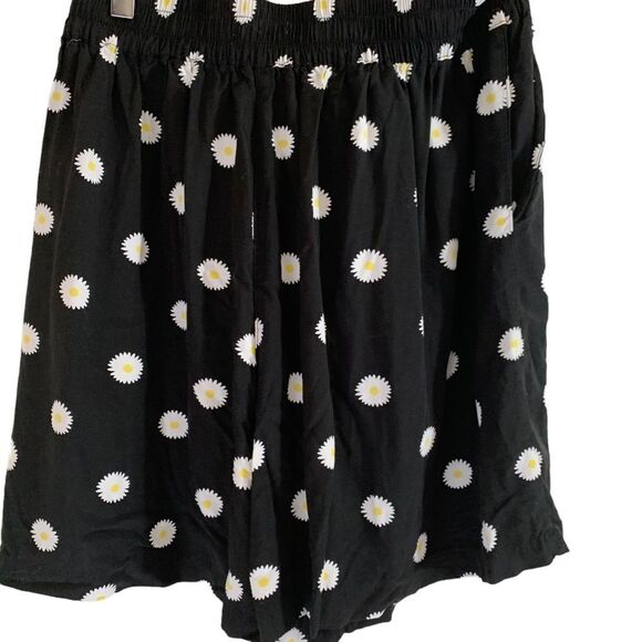 Urban Outfitters Black Daisy Print High Rise Shorts- Large - Picture 2 of 6